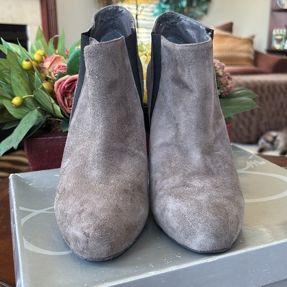 Brand New Jessica Simpson Genuine Suede Gray & Black Slip On Heeled Booties Boot - Picture 5 of 15